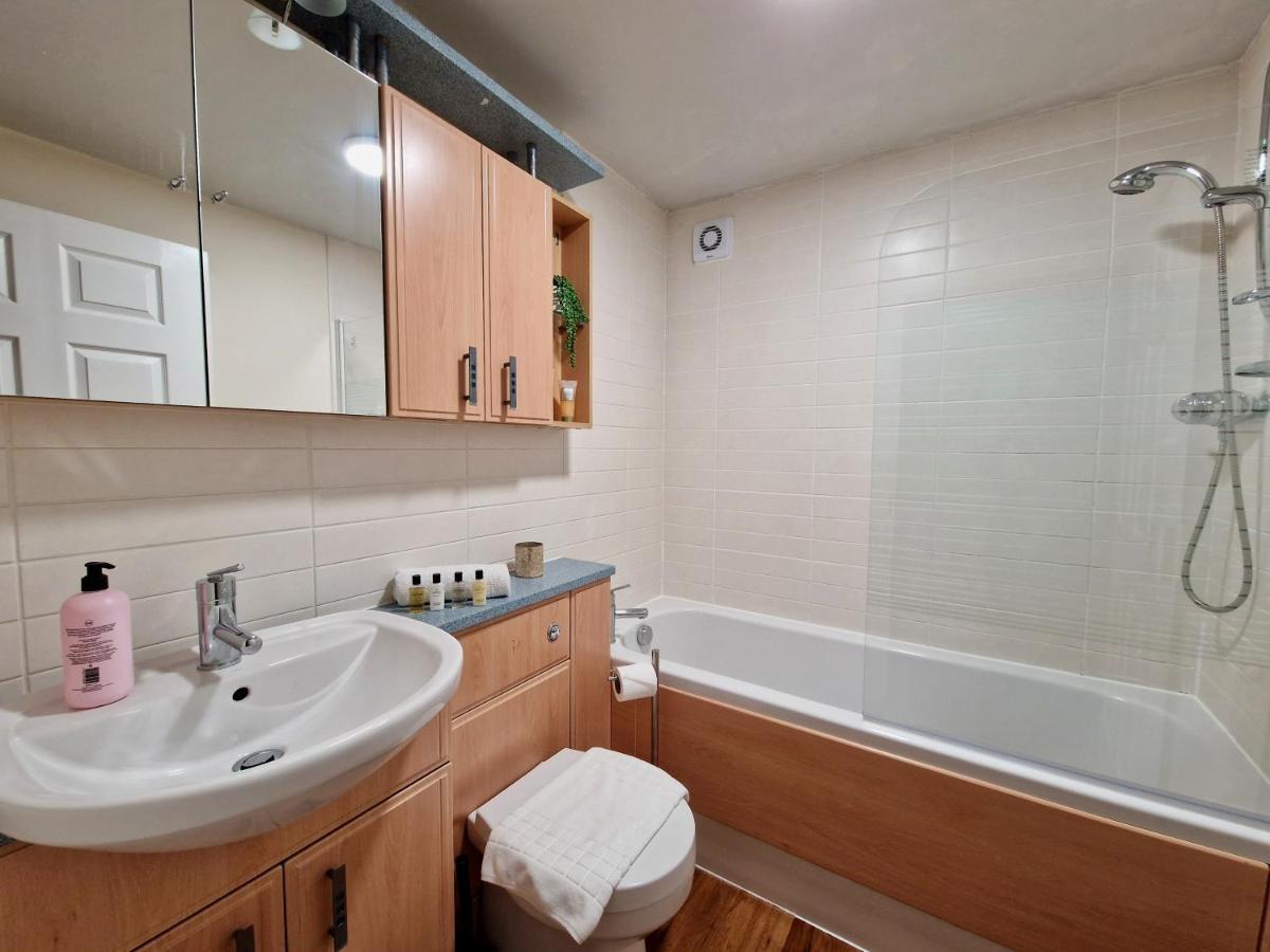 Stylish Luxury Serviced Apartment Next To City Centre With Free Parking - Contractors & Relocators Coventry Exterior photo